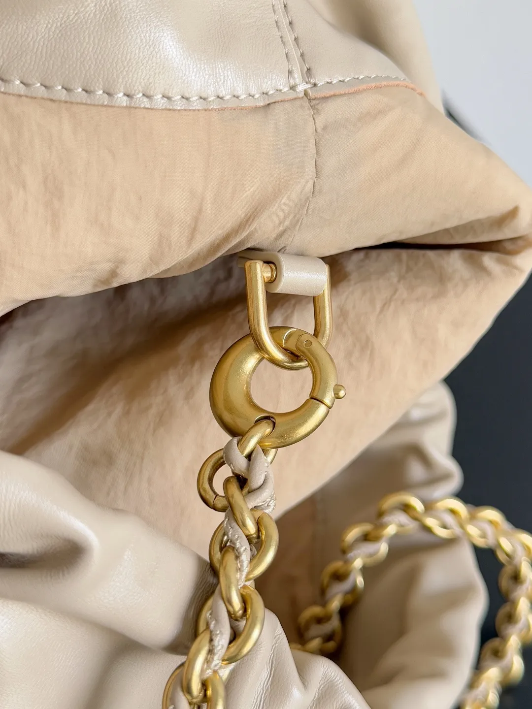 Batch 1680 BOTTEGA VENETA 2025 new women's Dustbag Notte clutch. Dustbag, which has been very popular since its launch, has a chain clause! ! The hand-carrying method is reminiscent of the classic bag type Pouch , light and elegant, the reserved drawstring design allows the bag to be used as an armpit bag, and the chain is longer, which is very suitable for sisters who like to free their hands and carry cross-body backpacks. No matter which way you carry it, you can change the back according to the occasion and your mood that day. It can make the overall outfit more fashionable🪄🪄The body of the bag has also been widened. It is the rainy season and the weather is hot. The bag can easily accommodate a small umbrella and water bottle. The lining is made of nylon, which is light and comfortable to carry, and is very suitable for summer use. Style number: 839394 Size: 33*19*8cm